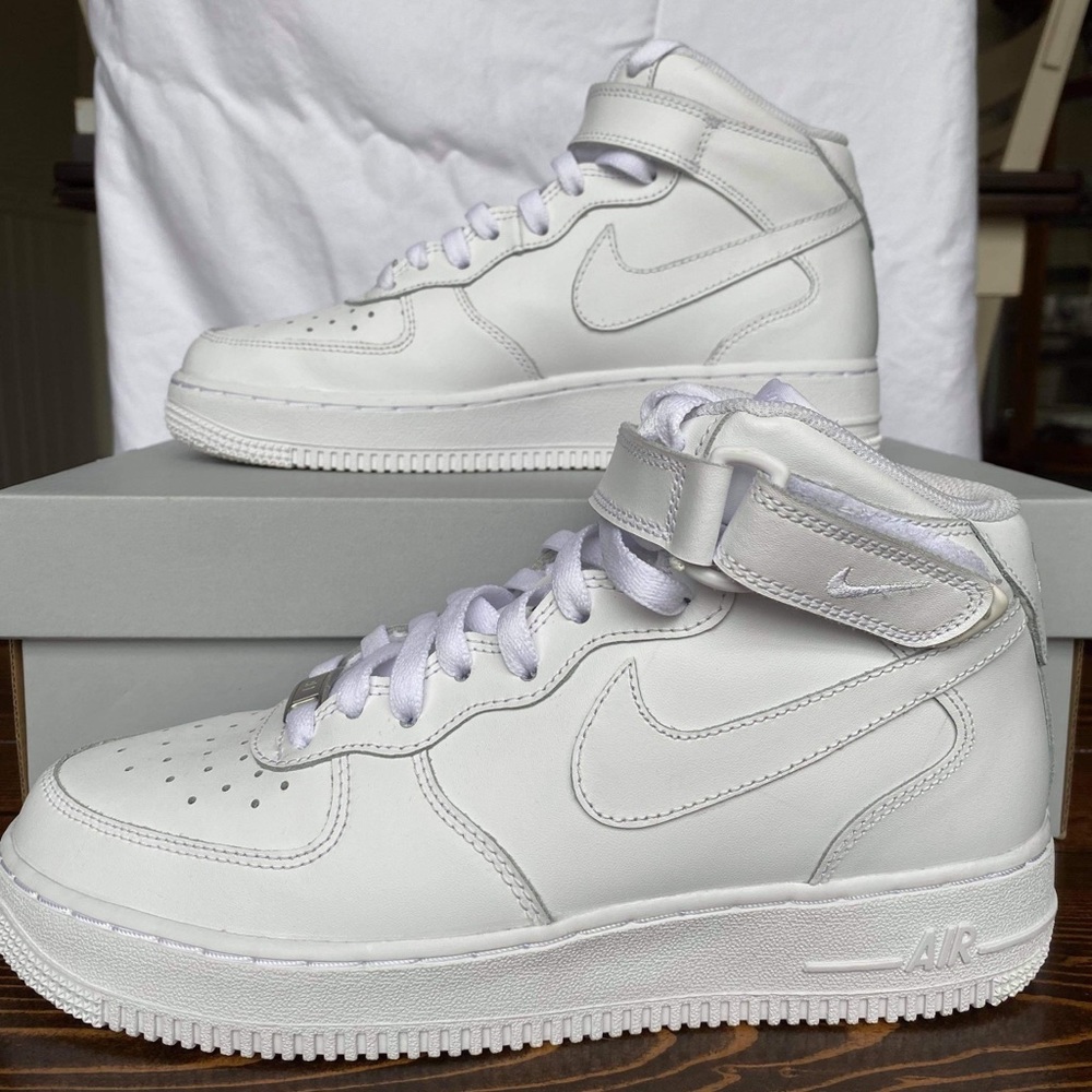 Air Force 1 Mid '06
Size 7y
Only worn once. 
Very good condition. 
$80 obo